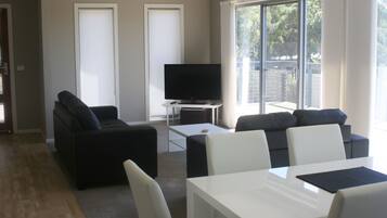 House, 3 Bedrooms | Living room | Flat-screen TV