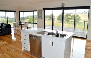 House, 5 Bedrooms | Private kitchen | Fridge, microwave, oven, stovetop - Platinums Views (Lake Bunga)