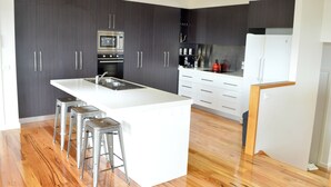 Casa, 5 quartos | Cozinha privada | Cafeteira/chaleira, geladeira, micro-ondas, fogão