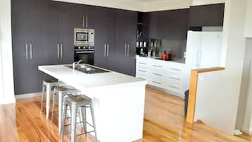 House, 5 Bedrooms | Private kitchen | Fridge, microwave, oven, stovetop