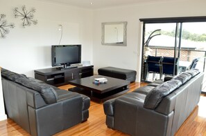 House, 5 Bedrooms | Living room | TV - Platinums Views (Lake Bunga)