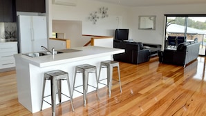 Casa, 5 quartos | Área de estar | TV