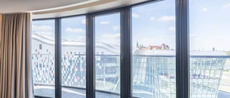 Suite studio, 1 grand lit, baignoire | Vue sur la ville