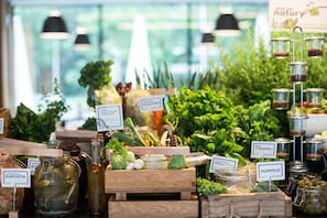 Dagelijks ontbijtbuffet (PLN 90 per persoon)