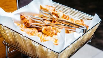 Una cesta de croissants sobre una mesa.