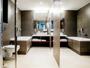Studio Suite, 1 Queen Bed, Bathtub | Bathroom | Free toiletries, hair dryer, towels - Q Hotel Plus Krakow (Kraków)