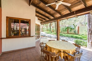 Vila família, várias camas, para não fumantes | Área de estar | TV de tela plana 32 polegadas com canais a cabo, TV