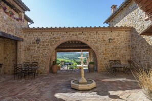 إطلالة على الفناء