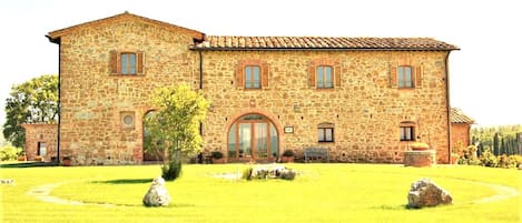 Fachada de la propiedad