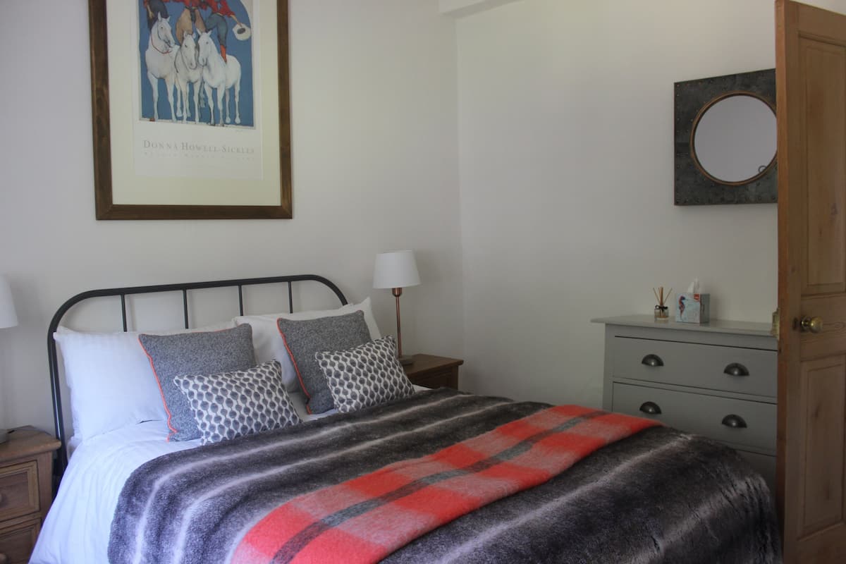 Cottage, 2 Bedrooms | 2 bedrooms, iron/ironing board, WiFi, bed sheets