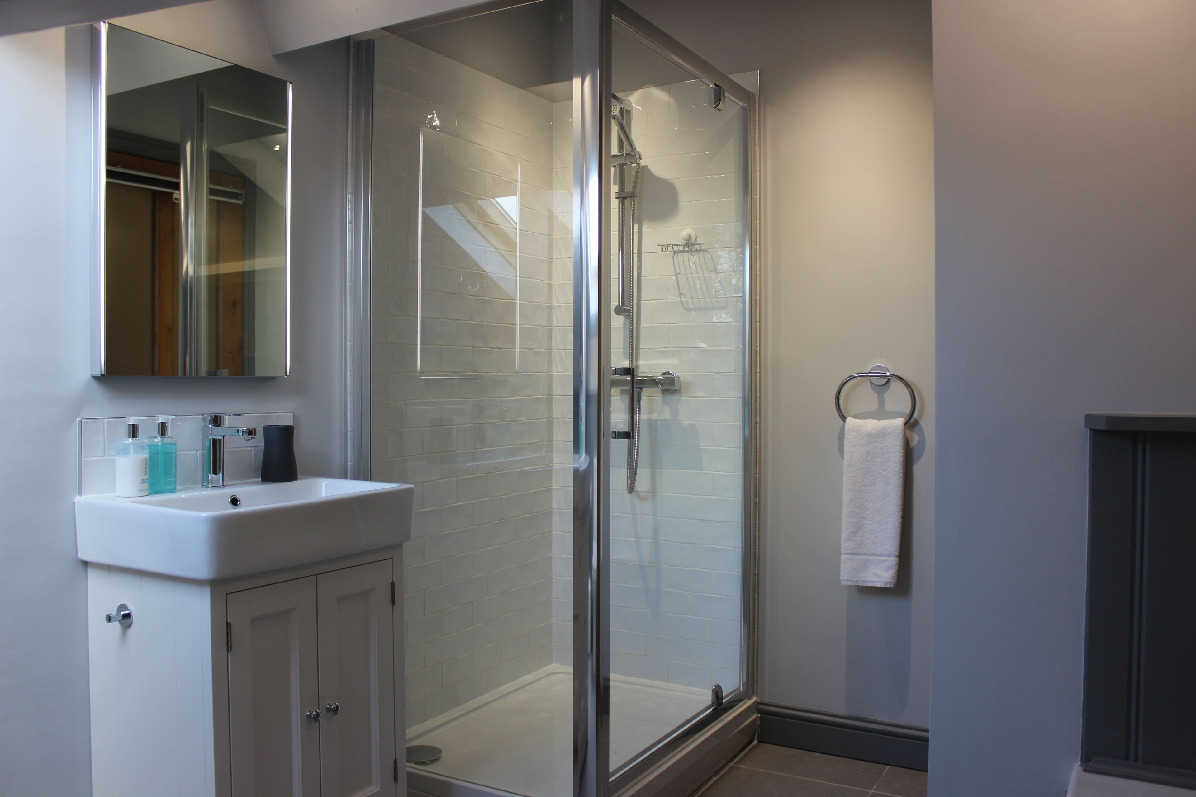 Cottage, 2 Bedrooms | Bathroom | Free toiletries, hair dryer, towels, shampoo