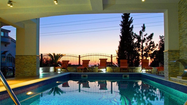 Outdoor pool - Villa M (Bar)
