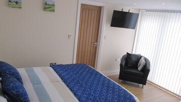 Double Room (Fleetview) | Blackout curtains, iron/ironing board, WiFi, bed sheets
