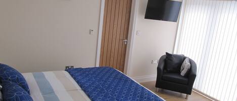 Dobbeltrom (Fleetview) | Blendingsgardiner, strykejern/-brett, wi-fi (mot et tillegg) og sengetøy