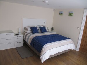 Double Room (Fleetview) | Blackout drapes, iron/ironing board, WiFi, bed sheets - Tidmoor Farm Vegetarian B&B (Weymouth)