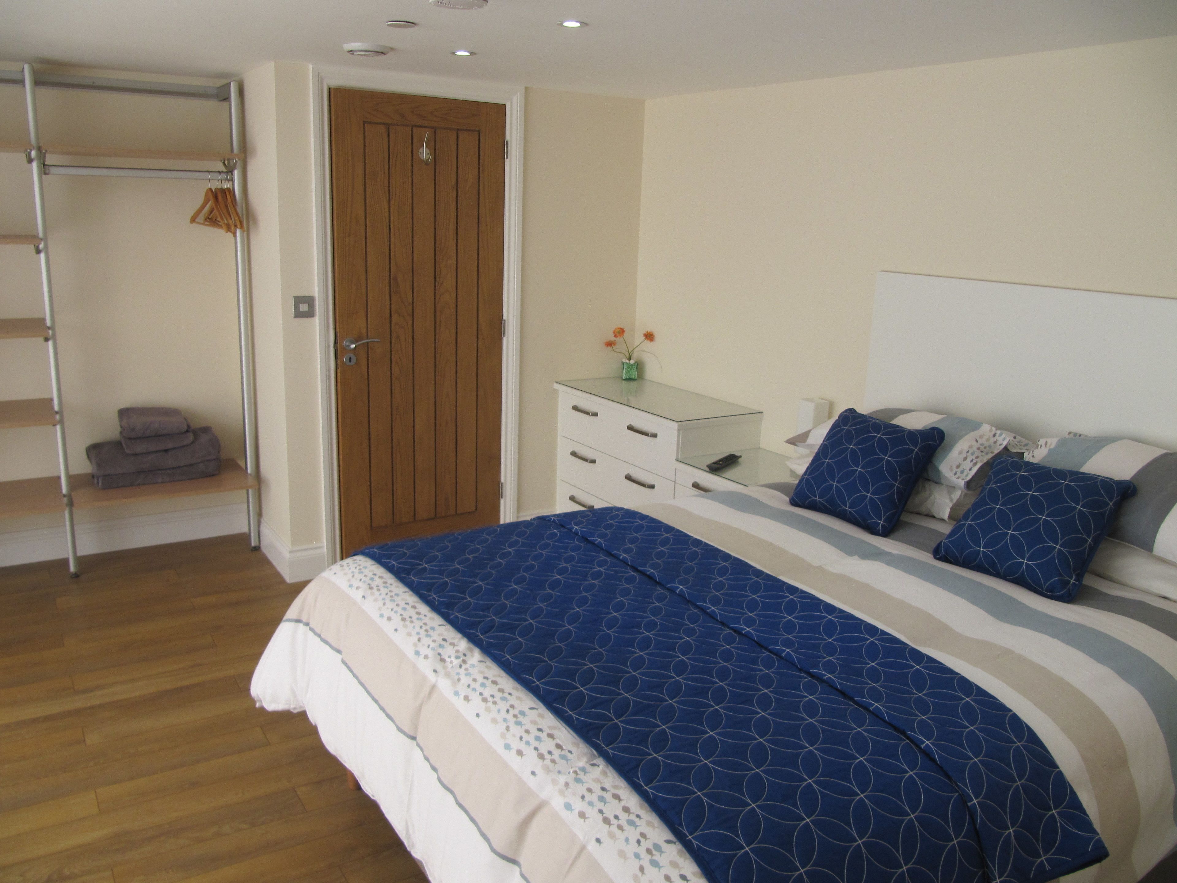 Habitación doble (Fleetview) | Cortinas blackout, tabla de planchar con plancha, wifi y ropa de cama 