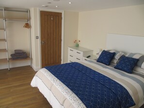 Habitación doble (Fleetview) | Cortinas blackout, tabla de planchar con plancha, wifi y ropa de cama