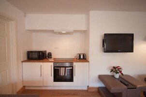 Apartment, 2 Bedrooms | 2 bedrooms, desk