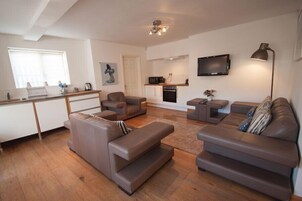 Apartment, 2 Bedrooms | 2 bedrooms, desk