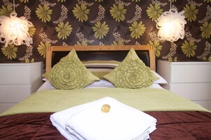 Apartment, 2 Bedrooms | 2 bedrooms, desk