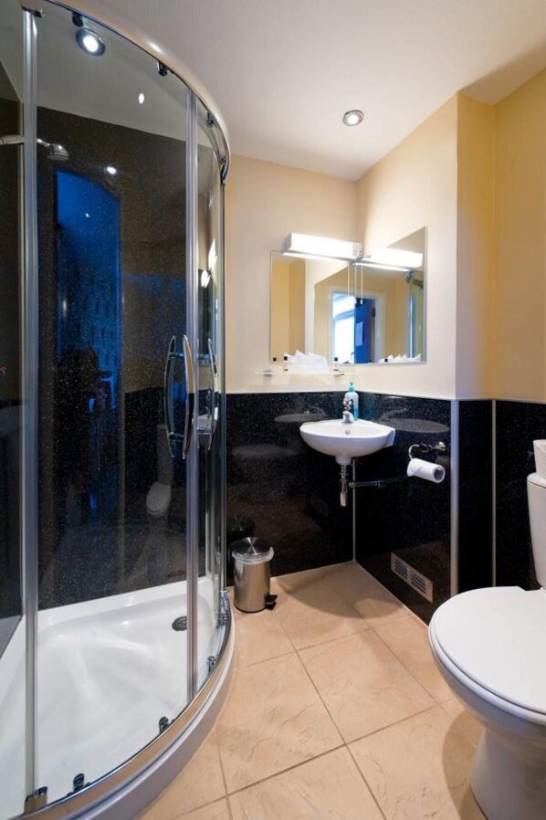 シャワー、バスアメニティ (無料)、ヘアドライヤー、タオル