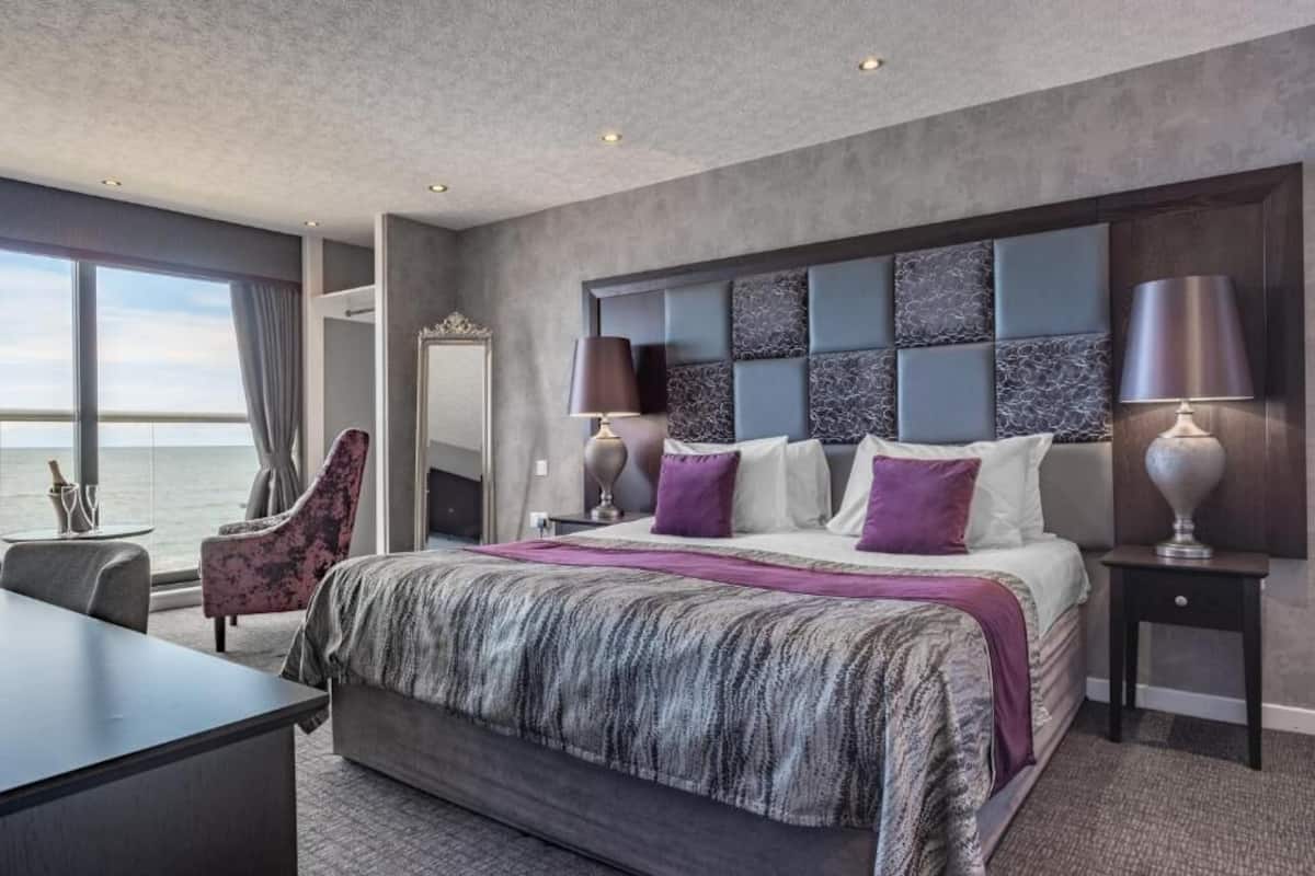 Luxury Double Room | Desk, iron/ironing board, free WiFi, bed sheets