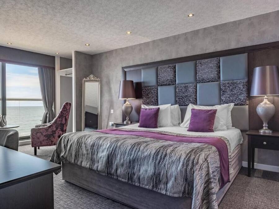 Luxury Double Room | Desk, iron/ironing board, free WiFi, bed sheets