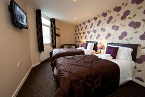 Twin Room | Desk, iron/ironing board, free WiFi, bed sheets - Number 44 Hotel & Bar (Stonehaven)