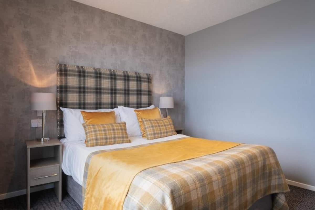 Double Room | Desk, iron/ironing board, free WiFi, bed sheets