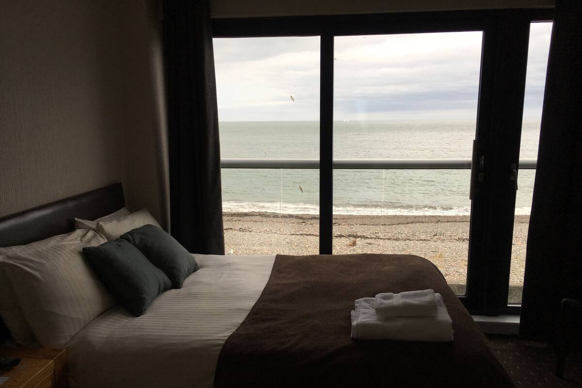 Camera doppia, vista mare | Una scrivania, ferro/asse da stiro, Wi-Fi gratuito, lenzuola