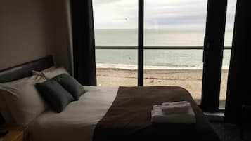 Double Room, Sea View | Desk, iron/ironing board, free WiFi, bed sheets