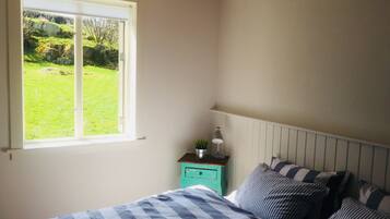 Double Room, 2 Katil Bujang (Single), Shared Bathroom | Katil bayi/kot (surcaj), Internet berwayar percuma, cadar katil