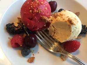 A dessert plate with ice cream and berries. - Badepensionat Sandloppen (Allinge)
