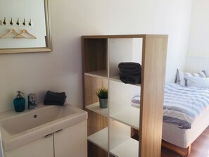 Habitació doble bàsica, 2 llits individuals, bany compartit | Equipament de l'habitació