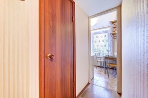 Departamento, 2 habitaciones | Área de sala de estar | Televisión de pantalla plana