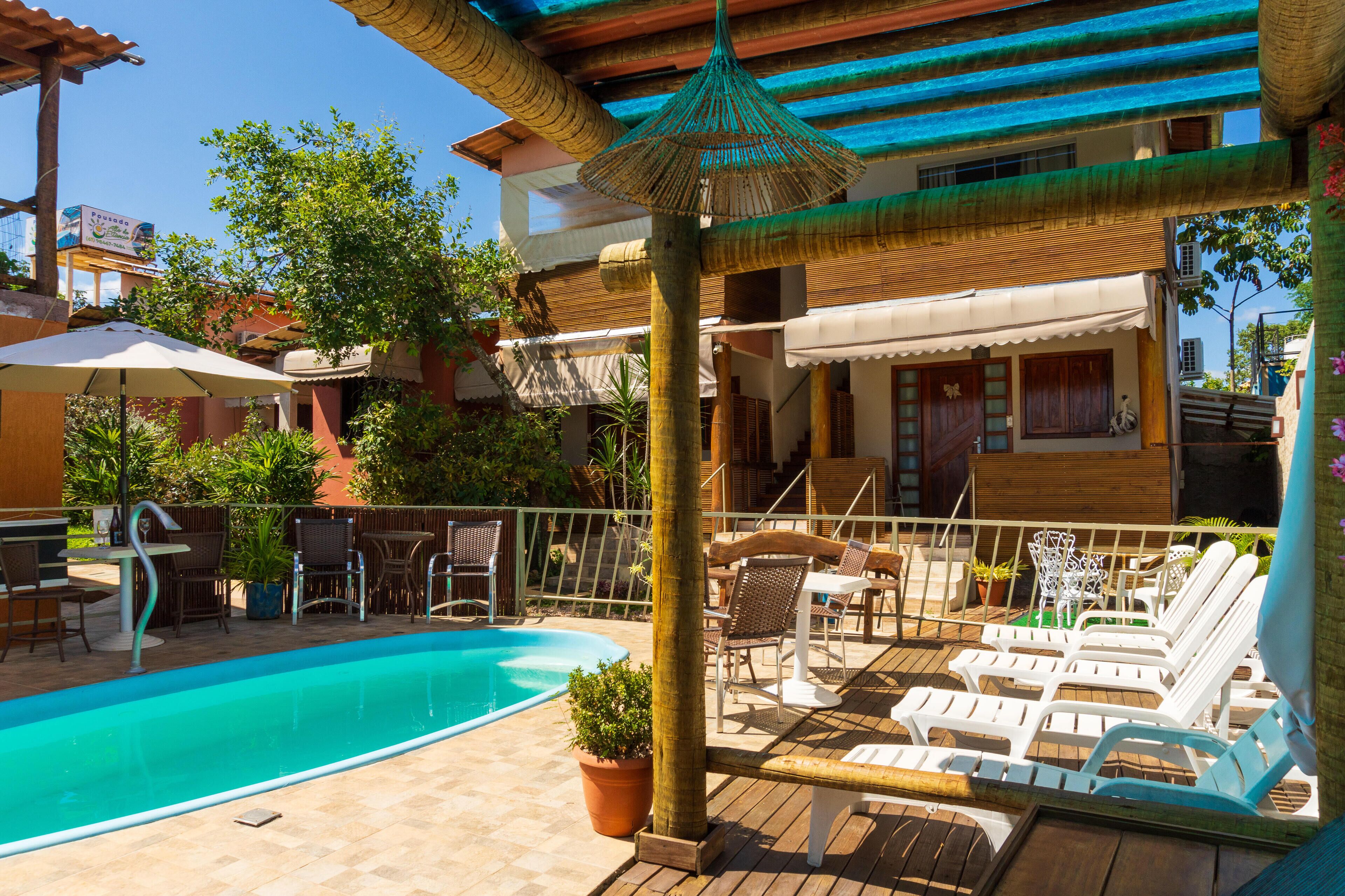 室外游泳池，池畔遮阳伞，日光浴躺椅