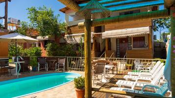 Außenpool, Sonnenschirme, Liegestühle