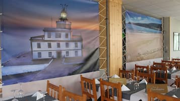 S'hi serveixen esmorzars, dinars i plats de cuina local i internacional