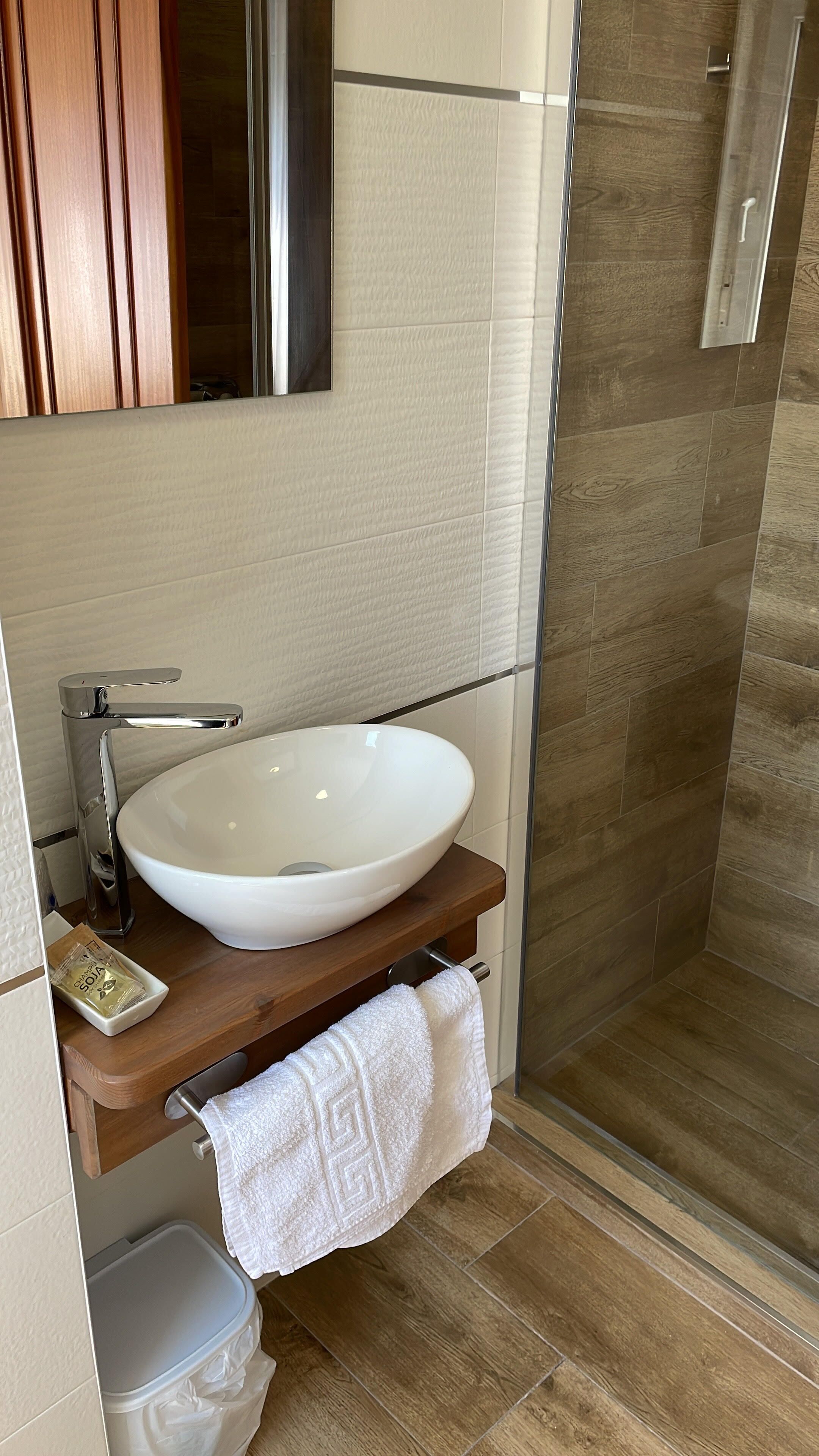 Tweepersoonskamer, uitzicht op zee | Badkamer | Designer toiletartikelen, een haardroger, handdoeken