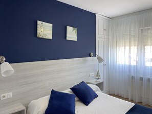Double Room, Sea View | Individually decorated, individually furnished, desk, laptop workspace - Pensión Playa de Sardiñeiro (Fisterra)
