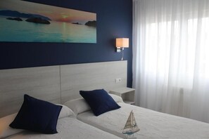 Habitación doble, vista al mar | Decoración personalizada, muebles diferentes y escritorio 