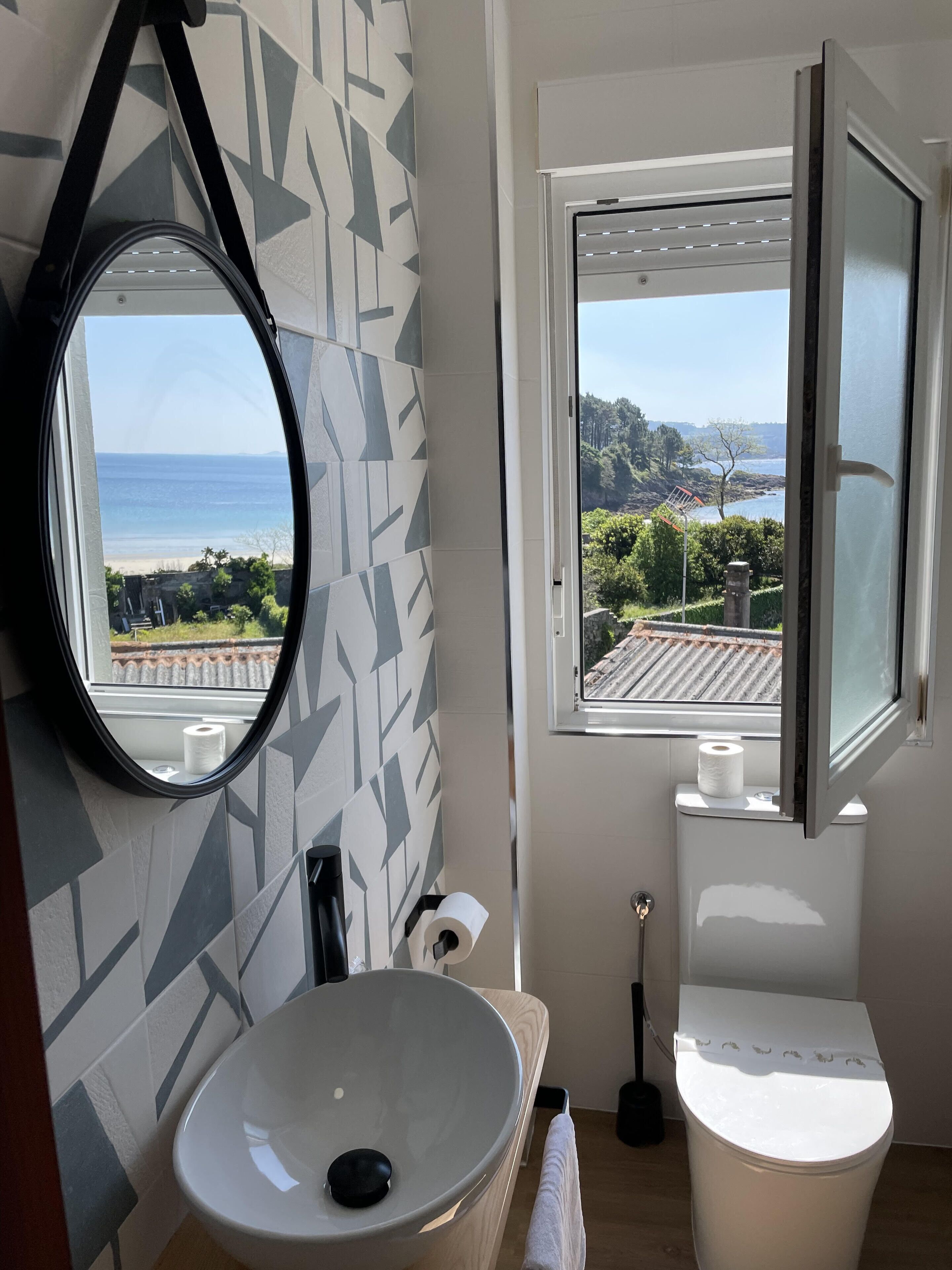Tweepersoonskamer, uitzicht op zee | Badkamer | Designer toiletartikelen, een haardroger, handdoeken