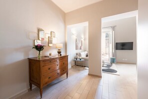 Apartment, 2 Schlafzimmer | Wohnbereich | Fernseher