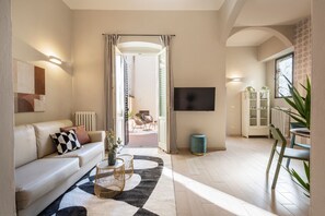 Apartment, 2 Schlafzimmer | Wohnbereich | Fernseher