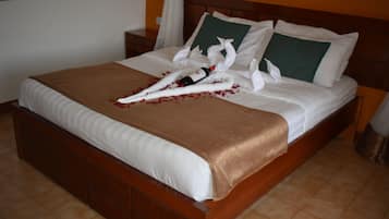 Escritorio, wifi gratis y ropa de cama