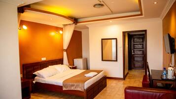 Deluxe-Zimmer | Hochwertige Bettwaren, Schreibtisch, Verdunkelungsvorhänge