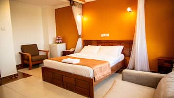 Ropa de cama de alta calidad, escritorio y cortinas blackout