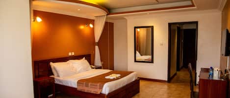 Quarto luxo | Roupas de cama premium, escrivaninha, cortinas blackout