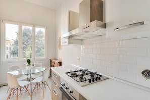 Apartment, 2 Schlafzimmer | Eigene Küche | Großer Kühlschrank, Ofen, Herdplatte, Kochgeschirr/Geschirr/Besteck