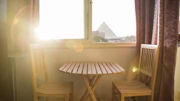 Frokost, lunsj og middag serveres, lokale retter